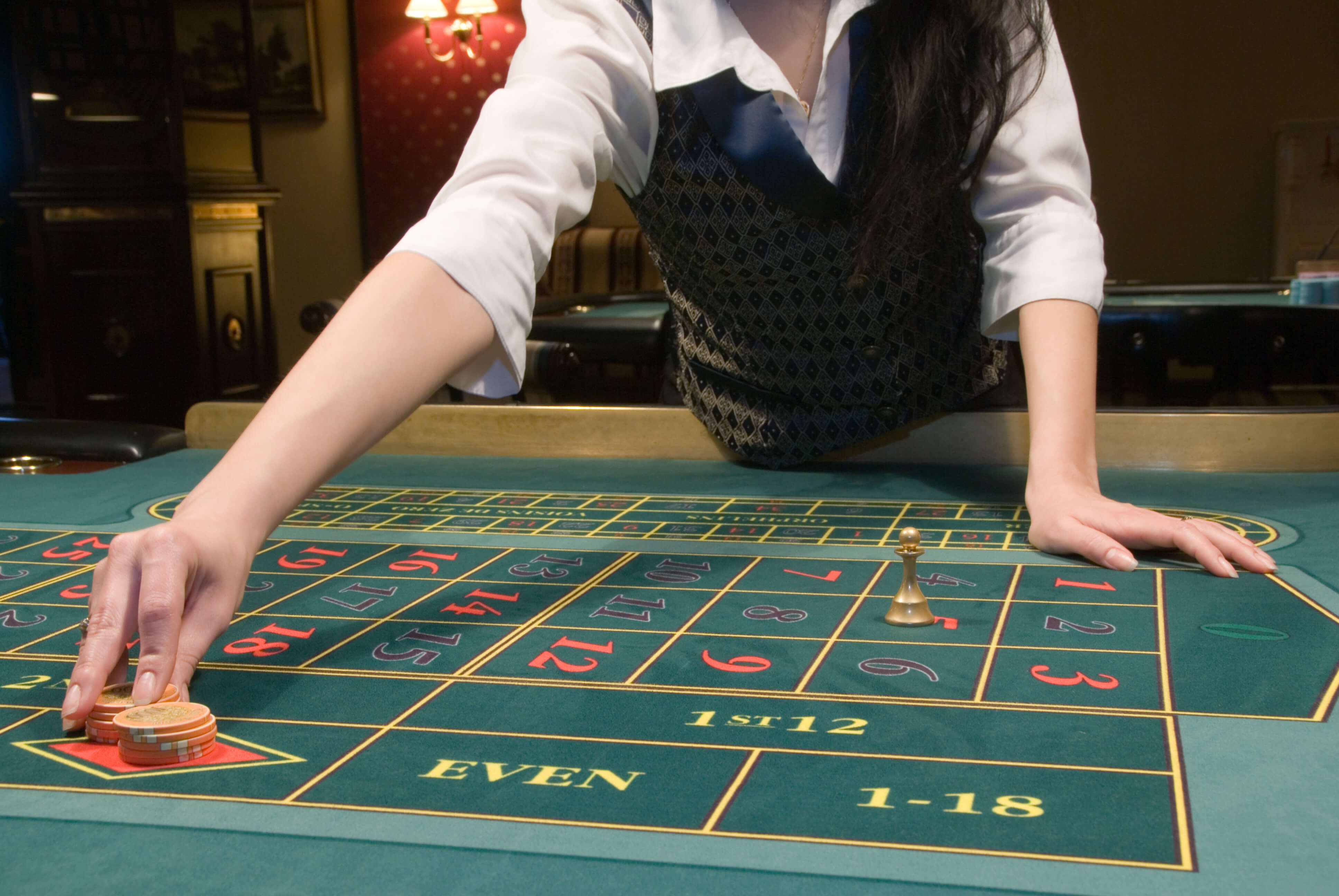 mesa de ruleta con crupier en directo
